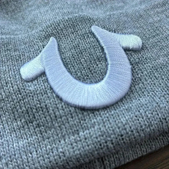 True Religion Knit cuffed pom-pom beanie & gloves set, embroidered & patch logos - Picture 3 of 8